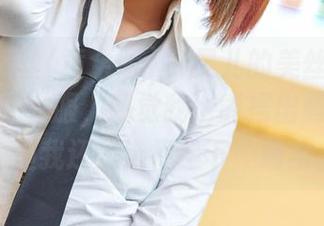 AISS爱丝(黄金版) – 灵儿的美丝分享：穿上这件衣服，感觉我也能摆出超模姿势！但我还是选择坐下…喝水。