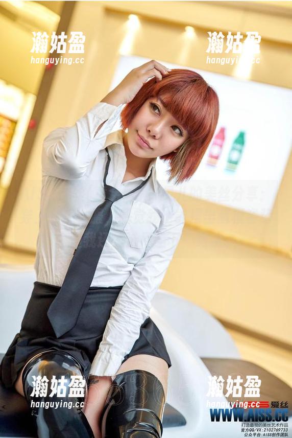 AISS爱丝(黄金版) - 灵儿的美丝分享：穿上这件衣服，感觉我也能摆出超模姿势！但我还是选择坐下…喝水。