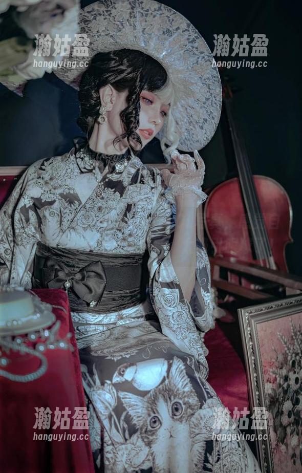 看ElyEE子拍的MarinOL写真，感觉自己都能从沙发上滚下来，太吸引眼球了！