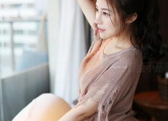 MyGirl美媛馆 – 任莹樱白色写真，照片里的她，真的好像从画中走出来的…不过，这背景是不是有点不搭啊？