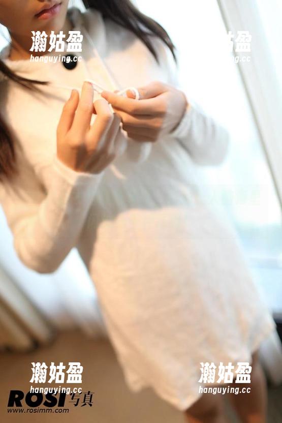 ROSI连衣裙最新写真，真是让人脑海里闪过一千种联想！