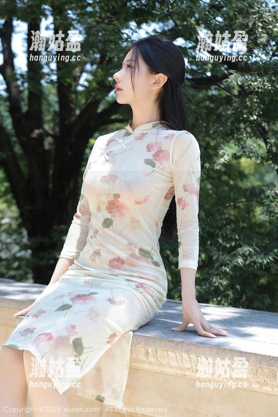 Xiuren秀人网 - 观看梓萱Crystal的泳池原图，感觉自己也被水波含情脉脉地包围了