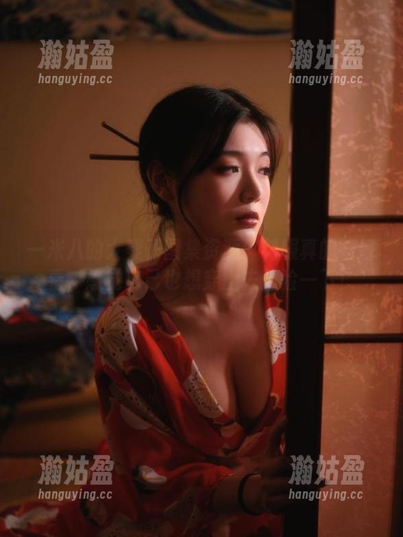 一米八的大梨子图集资源：制服真的好好看，感觉自己也想穿上去体验一下！