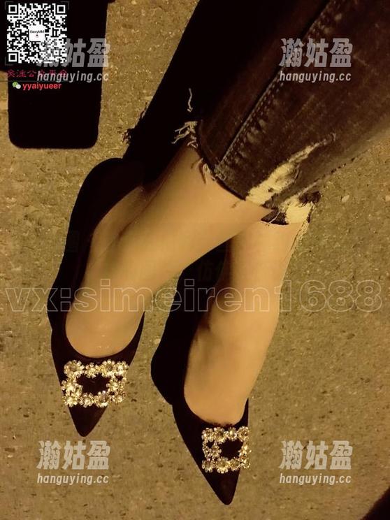 微密圈 - 神秘的福利：丝月神豹纹蕾丝网袜的图片，仿佛在低语