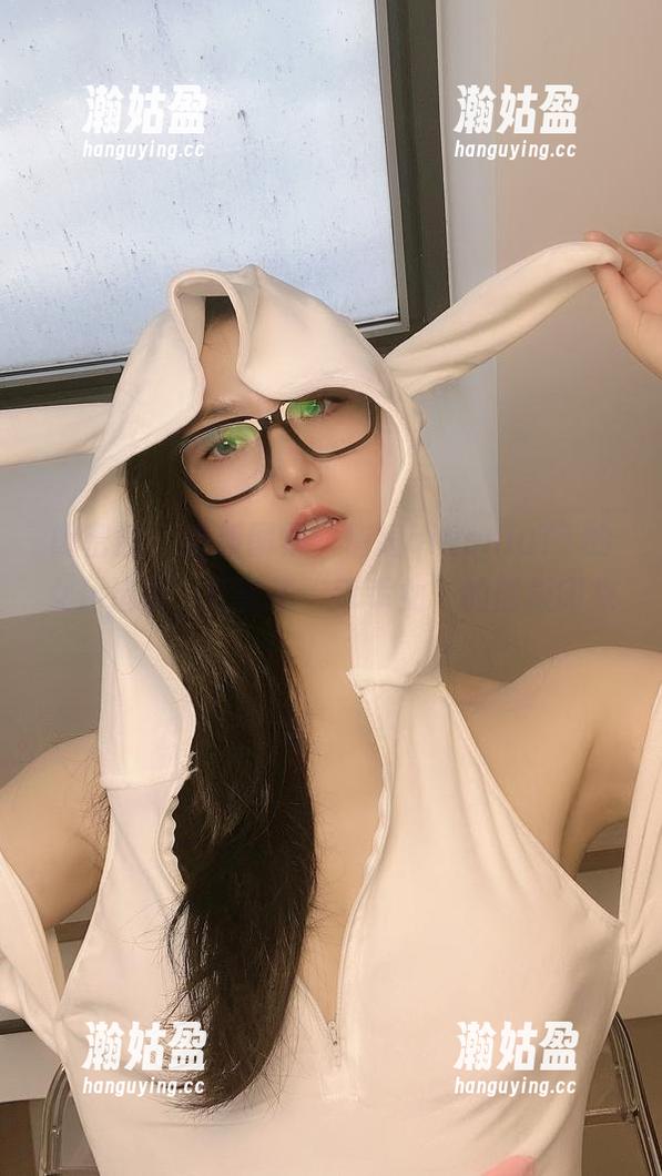 俏妞qiaoniuTT 微密圈 - 最新图集:俏妞qiaoniuTT的女仆造型,打破了“乖乖女”的刻板印象。