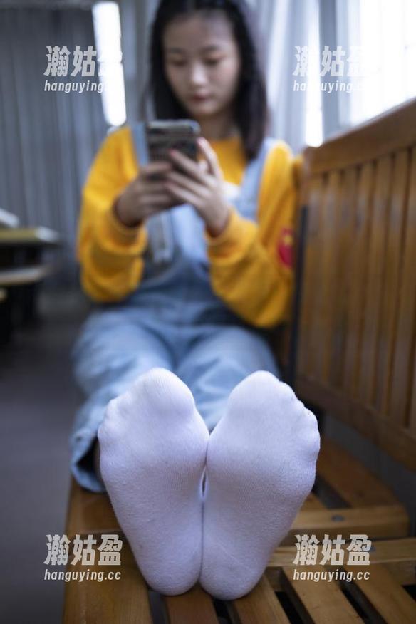 南国足艺-青青 南国足艺 - 在青青的毛衣里:探秘写真图包中的微风与温暖