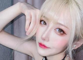 啾小妍又来了：来看看她的妍宝写真集里的调皮事儿！
