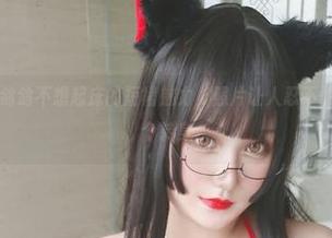 原图展示了夏鸽鸽不想起床的短裙魅力，照片让人忍不住想象她的每一个转身