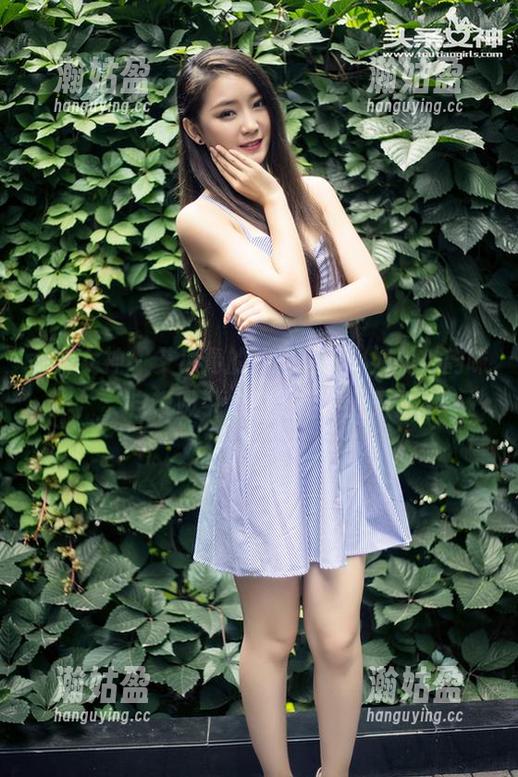 头条女神-艾小青 头条女神 - 艾小青的旗袍写真,如此‘韵味’,自带吸引力的玉足要上天了!