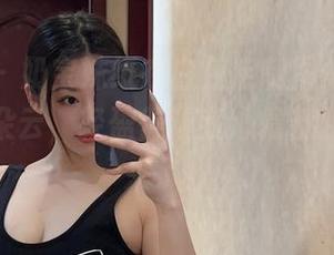 微密圈 – 奶宝妹纸在白色定制图集中，仿佛是一朵云，轻盈得让我心情都跟着飞起来了！