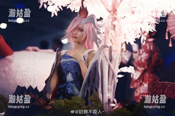 在奶狮不咬人的御姐写真里，发现只有壁纸才能配得上的气质！