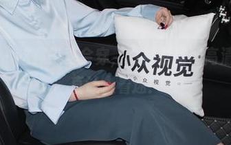 小众视觉 – 这燕子真会穿，白衬衫搭配高清图片，简直让人着迷！