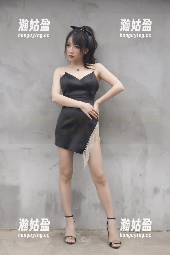 小女巫露娜 图集里的小女巫露娜与豹纹:瞧,这种搭配似乎有点不可思议?