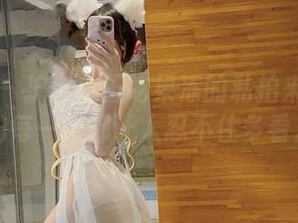 微密圈 – 护士小玉吃果冻的私拍来啦！图包里的每一张都让人忍不住多看几眼！