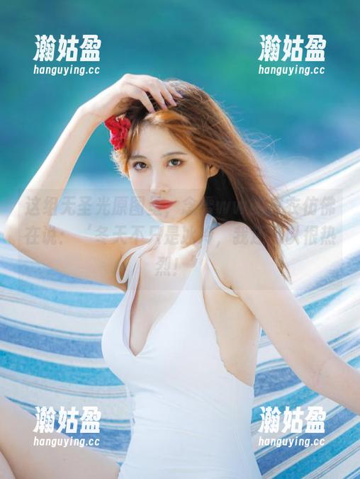 念雪ww 这组无圣光原图里,念雪ww的皮衣仿佛在说:‘冬天不只是冰冷,我还可以很热烈!’