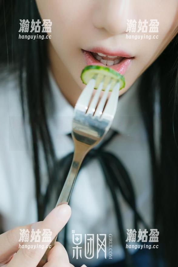 果团网-莫雅淇 果团网 - 别错过莫雅淇的白色瞬间!原图分享,感觉心里有点小鹿乱撞。