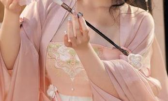 桃暖酱的美腿写真：在原图中竟然还有一丝不易察觉的俏皮！