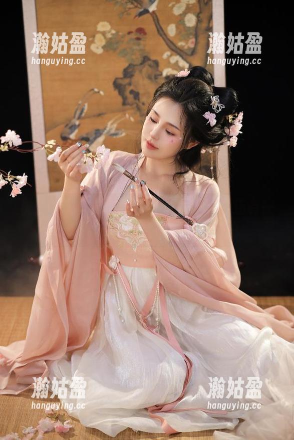 桃暖酱的美腿写真：在原图中竟然还有一丝不易察觉的俏皮！