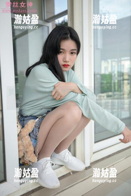 梦丝女神 - 让花月舞带你飞：黑白写真资源的奇幻之旅！