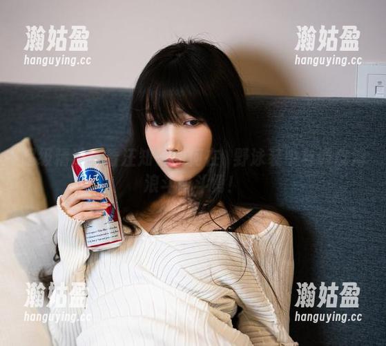 汪知子 超级精选!看汪知子如何在㭴野泳装中与调皮海浪斗智斗勇!