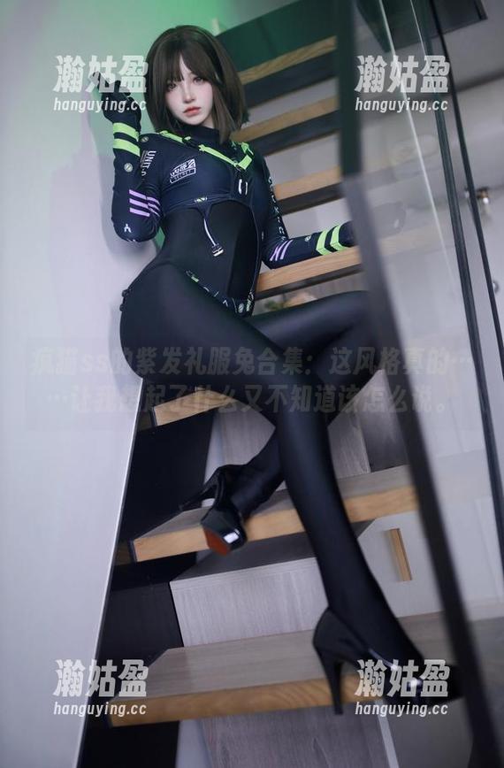 疯猫ss的紫发礼服兔合集：这风格真的……让我想起了什么又不知道该怎么说。