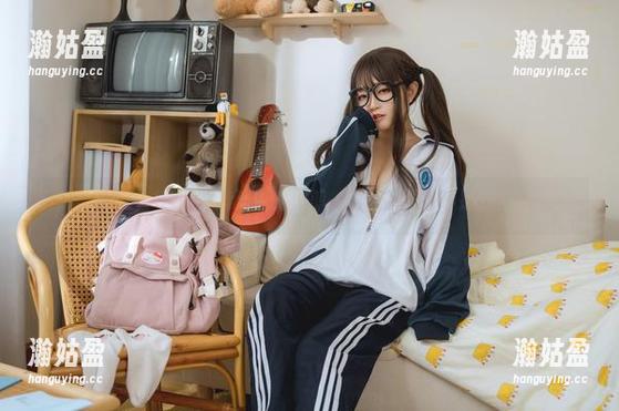 看！神沢永莉在泳池中的惊鸿一瞥，原图是不是很美？