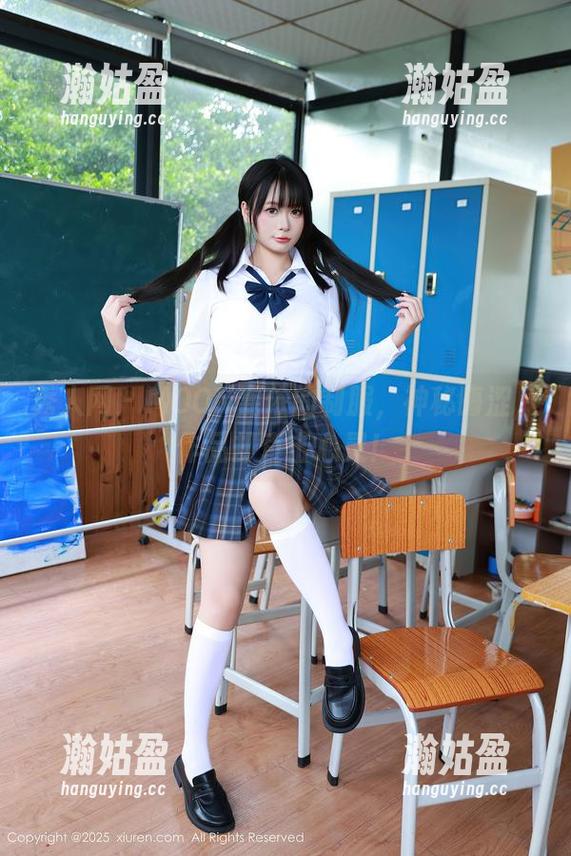 秀人网 - MOON嘉依的制服，神秘晦涩，作品却直击心灵！