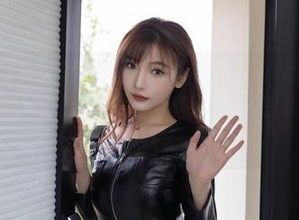 秀人网 – 唐翩翩的泳池写真：那水面反射出的光，唉，竟然让我想起了一些模糊的回忆。