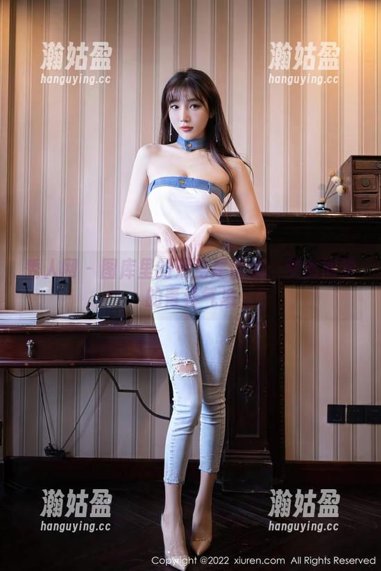 秀人网-梦然同学 秀人网 - 图库里的双马尾诱惑:梦然同学的青春气息