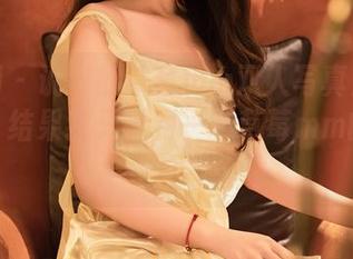 秀人网 – 说好的草莓mm双人写真是免费分享，结果我只看到一颗草莓mm的背影？
