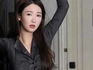 秀人网 – 女孩们的奇幻旅程，蕾蕾醒了没的写真把无聊也拍得这么美！