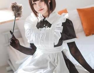 霸道与妩媚共存，蜜汁猫裘的漆皮女仆写真让人目不转睛！
