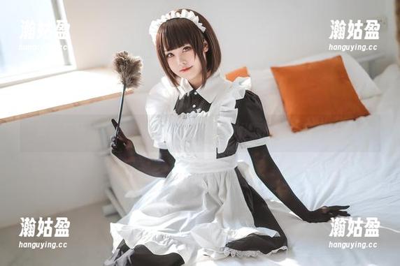 霸道与妩媚共存，蜜汁猫裘的漆皮女仆写真让人目不转睛！