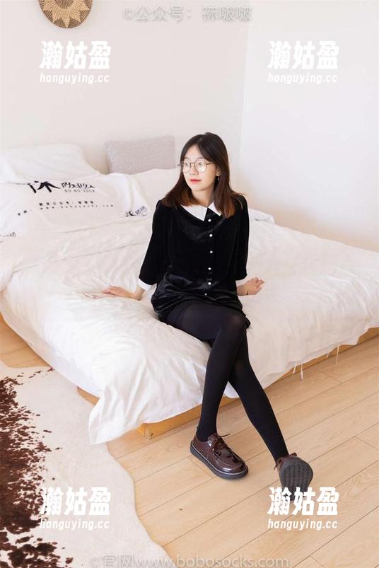 袜啵啵 - 奶油最新写真：厚肉丝（仅打底），竟然这么诱惑，真想“品尝”一口！