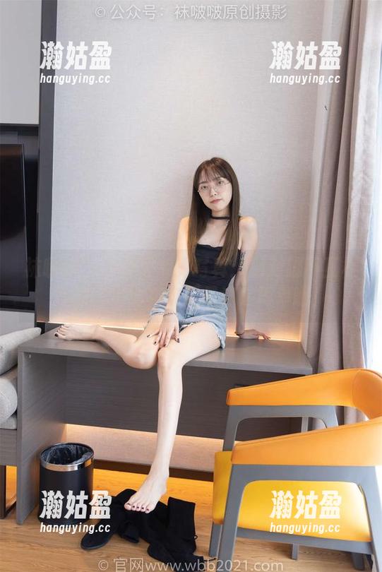 袜啵啵-小甜豆 袜啵啵 - 小甜豆专属写真:脚对脚手互相挠脚,生活其实就是这么简单啊!