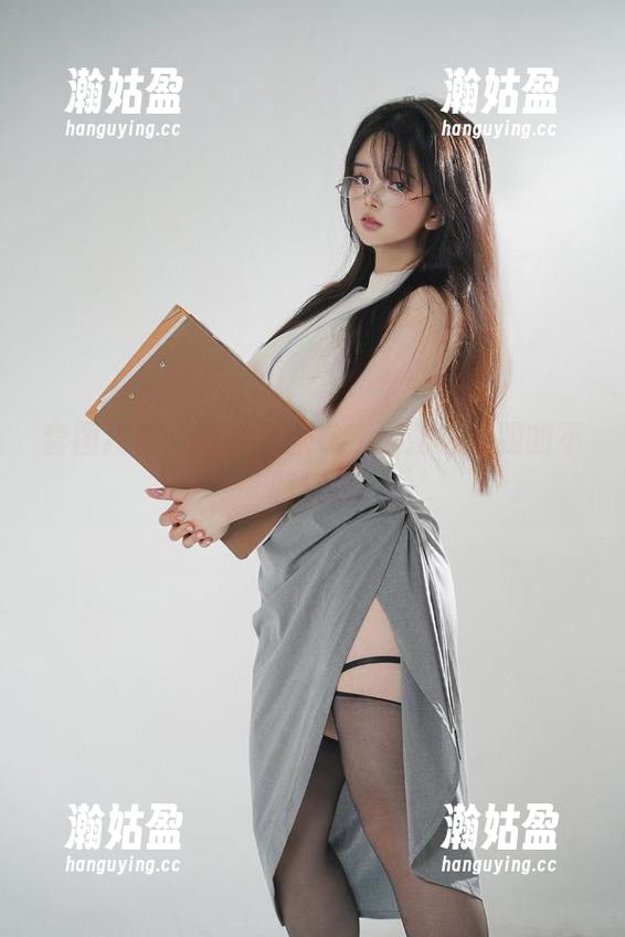 套图狂欢：阿寨寨泳衣，妩媚与大胆的不羁选择