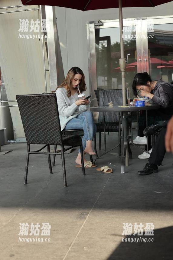 魔镜街拍-婷婷 魔镜街拍 - 图包分享:婷婷,那个粉裙的销售主管,工作也可以这么美!