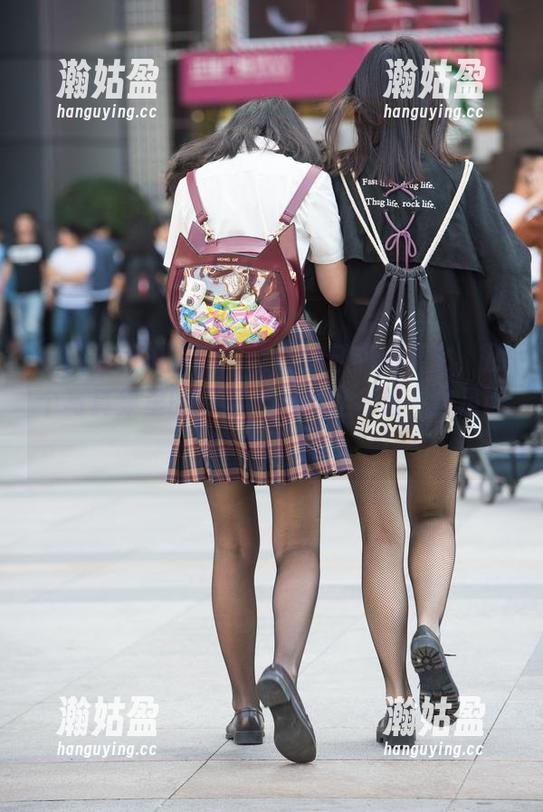 魔镜街拍 在魔镜街拍中邂逅蓝色牛仔热裤美女,那个写真集里的原图,你可能会想…这是谁的女朋友?